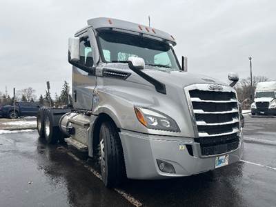 Freightliner Cascadia 126 Day Cab Truck - 475HP, 12 Speed Automatic