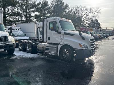 Freightliner Cascadia 126 Day Cab Truck - 435HP, 10 Speed Manual