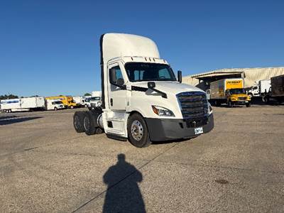 Freightliner Cascadia 126 Day Cab Truck - 435HP, 12 Speed Automatic