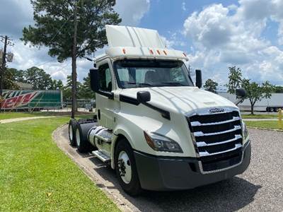 Freightliner Cascadia 126 Day Cab Truck - 435HP, 12 Speed Automatic