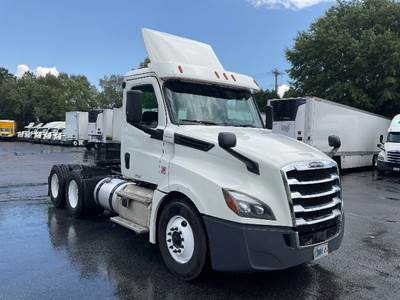 Freightliner Cascadia 126 Day Cab Truck - 435HP, 12 Speed Automatic