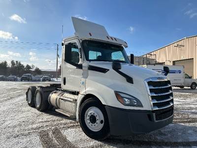 Freightliner Cascadia 126 Day Cab Truck - 435HP, 10 Speed Manual