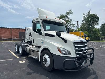 Freightliner Cascadia 126 Day Cab Truck - 435HP, 12 Speed Automatic