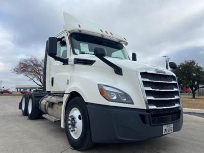 Freightliner Cascadia 126 Day Cab Truck - 435HP, 12 Speed Automatic