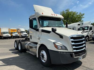 Freightliner Cascadia 126 Day Cab Truck - 435HP, 12 Speed Automatic