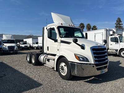 Freightliner Cascadia 126 Day Cab Truck - 450HP, 12 Speed Automatic