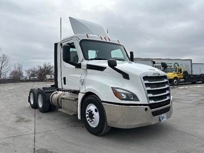 Freightliner Cascadia 126 Day Cab Truck - 435HP, 10 Speed Manual