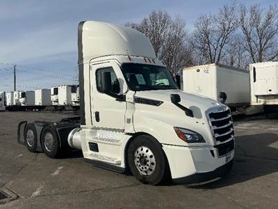 Freightliner Cascadia 126 Day Cab Truck - 435HP, 12 Speed Automatic