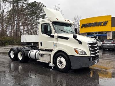 Freightliner Cascadia 126 Day Cab Truck - 435HP, 12 Speed Automatic