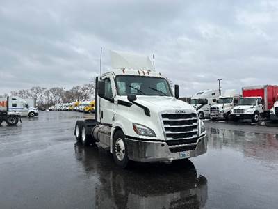 Freightliner Cascadia 126 Day Cab Truck - 435HP, 10 Speed Manual