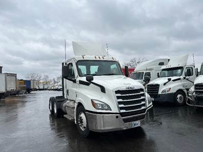 Freightliner Cascadia 126 Day Cab Truck - 435HP, 10 Speed Manual