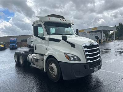 Freightliner Cascadia 126 Day Cab Truck - 435HP, 12 Speed Automatic