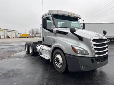 Freightliner Cascadia 126 Day Cab Truck - 455HP, 12 Speed Automatic