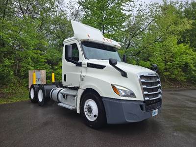 Freightliner Cascadia 126 Day Cab Truck - 435HP, 12 Speed Automatic