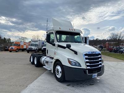 Freightliner T12664ST Day Cab Truck - 435HP, 12 Speed Automatic