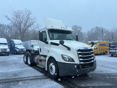 Freightliner Cascadia 126 Day Cab Truck - 435HP, 12 Speed Automatic