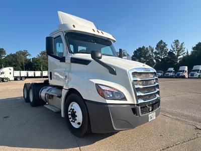 Freightliner Cascadia 126 Day Cab Truck - 435HP, 12 Speed Automatic