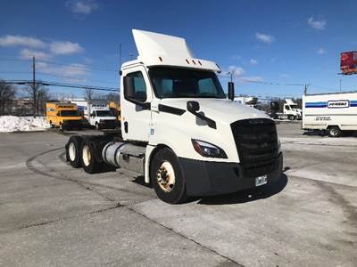 Freightliner Cascadia 126 Day Cab Truck - Cummins 400HP, 13 Speed Automatic