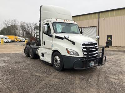 Freightliner Cascadia 126 Day Cab Truck - 410HP, 12 Speed Automatic