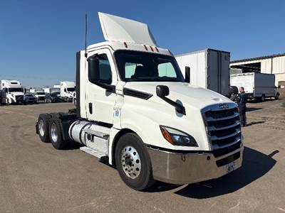 Freightliner Cascadia 126 Day Cab Truck - 450HP, 12 Speed Automatic