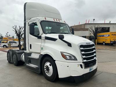 Freightliner Cascadia 126 Day Cab Truck - 435HP, 12 Speed Automatic