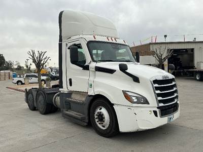 Freightliner Cascadia 126 Day Cab Truck - 435HP, 12 Speed Automatic