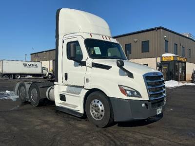 Freightliner Cascadia 126 Day Cab Truck - 435HP, 12 Speed Automatic