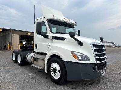 Freightliner T12664ST Day Cab Truck - 435HP, 12 Speed Automatic