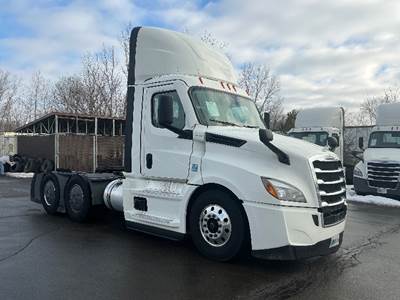 Freightliner Cascadia 126 Day Cab Truck - 435HP, 12 Speed Automatic