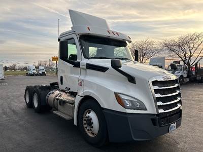 Freightliner Cascadia 126 Day Cab Truck - 435HP, 12 Speed Automatic