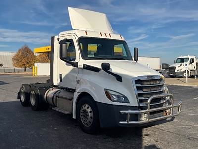 Freightliner Cascadia 126 Day Cab Truck - 450HP, 12 Speed Automatic