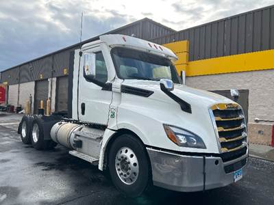 Freightliner Cascadia 126 Day Cab Truck - 455HP, 10 Speed Manual