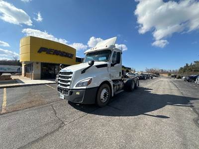 Freightliner T12664ST Day Cab Truck - 435HP, 12 Speed Automatic