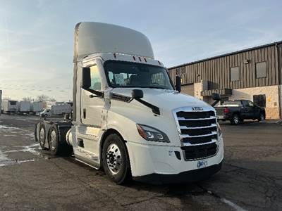 Freightliner Cascadia 126 Day Cab Truck - 435HP, 12 Speed Automatic