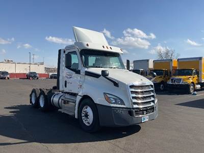 Freightliner Cascadia 126 Day Cab Truck - 435HP, 12 Speed Automatic