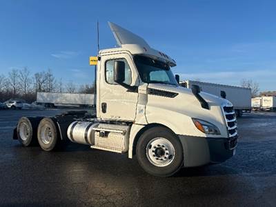 Freightliner Cascadia 126 Day Cab Truck - 435HP, 12 Speed Automatic
