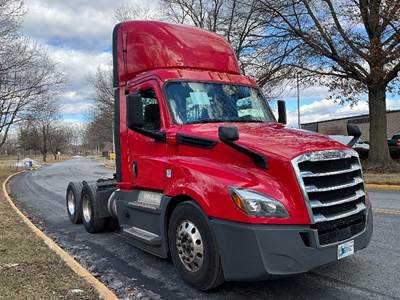Freightliner Cascadia 126 Day Cab Truck - 400HP, 12 Speed Automatic
