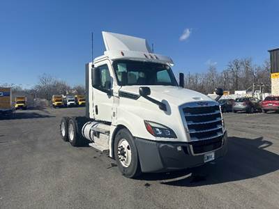 Freightliner Cascadia 126 Day Cab Truck - 435HP, 12 Speed Automatic
