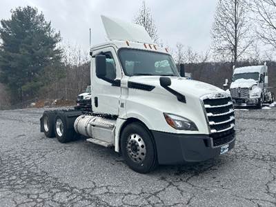 Freightliner Cascadia 126 Day Cab Truck - 435HP, 12 Speed Automatic