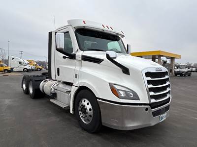 Freightliner Cascadia 126 Day Cab Truck - 455HP, 10 Speed Manual