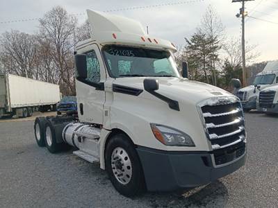 Freightliner Cascadia 126 Day Cab Truck - 435HP, 12 Speed Automatic