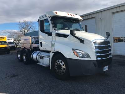 Freightliner T12664ST Day Cab Truck - 435HP, 12 Speed Automatic