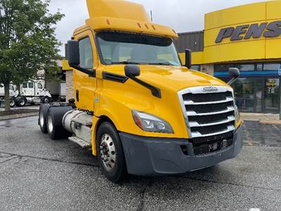 Freightliner Cascadia 126 Day Cab Truck - 435HP, 12 Speed Automatic