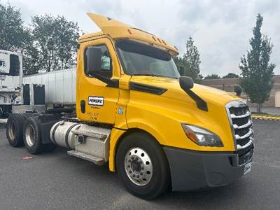 Freightliner Cascadia 126 Day Cab Truck - 435HP, 12 Speed Automatic
