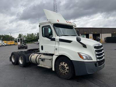 Freightliner Cascadia 126 Day Cab Truck - 435HP, 12 Speed Automatic