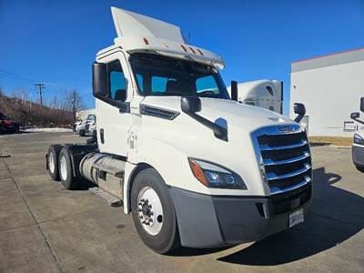 Freightliner Cascadia 126 Day Cab Truck - 435HP, 12 Speed Automatic
