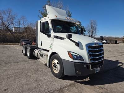 Freightliner Cascadia 126 Day Cab Truck - 435HP, 12 Speed Automatic