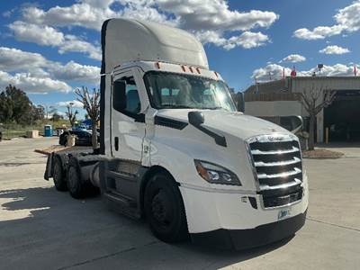 Freightliner Cascadia 126 Day Cab Truck - 435HP, 12 Speed Automatic