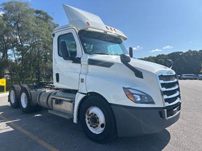 Freightliner Cascadia 126 Day Cab Truck - 435HP, 12 Speed Automatic