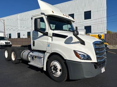 Freightliner Cascadia 126 Day Cab Truck - 435HP, 12 Speed Automatic
